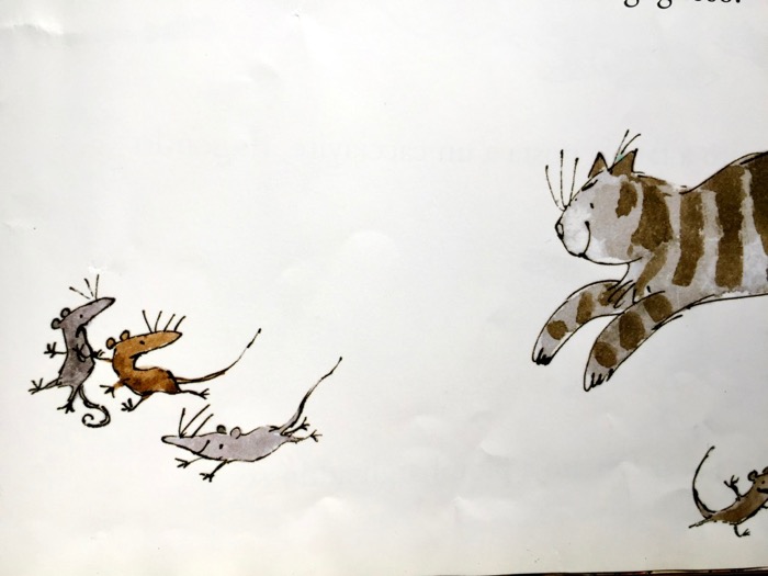 Illustrazione di un gatto grigio a strisce marroni insegue dei tre topini 