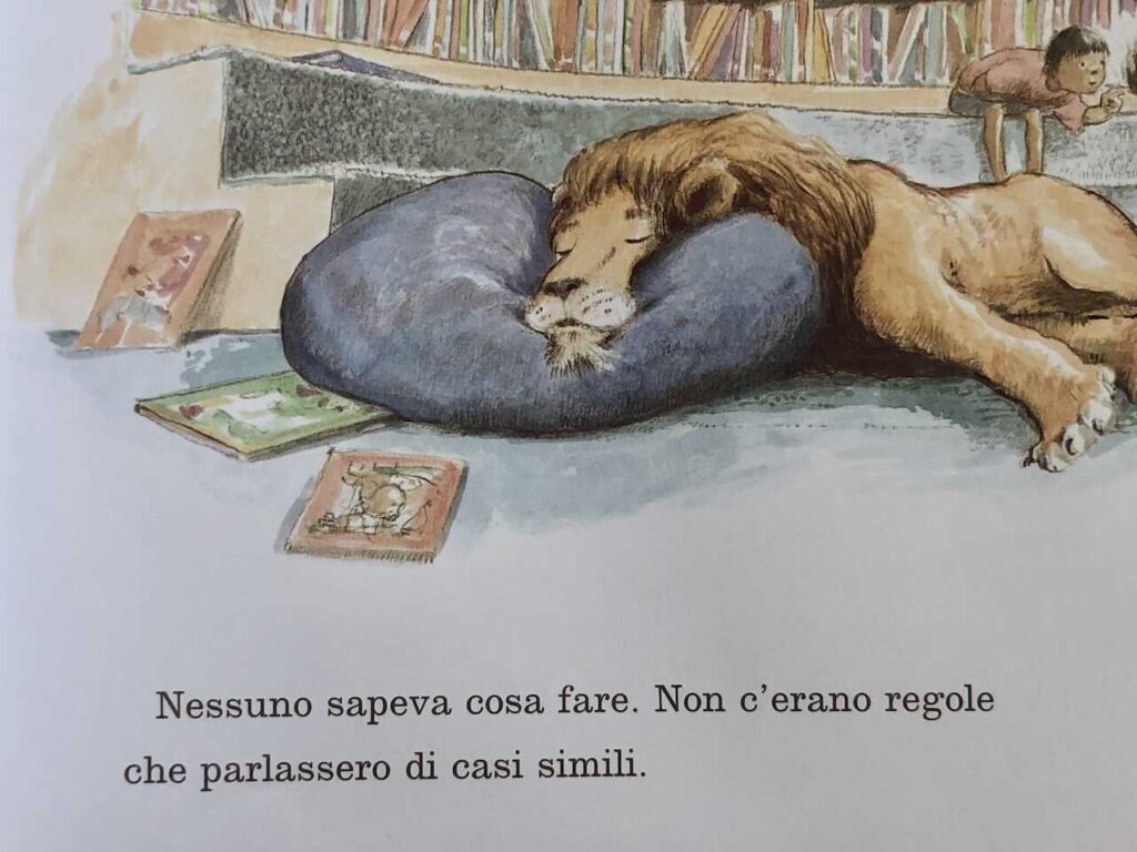 Il leone sdraiato nell'angolo di lettura dei bambini nella biblioteca